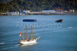 Kedatangan KRI Bima Suci di Padang Page 1 Small