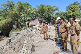 Wabup Madiun sidak pengerjaan jembatan Desa Klumutan Saradan