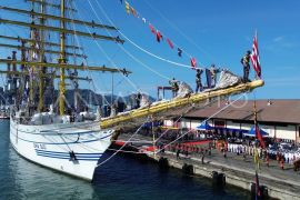 Kedatangan KRI Bima Suci di Padang Page 2 Small