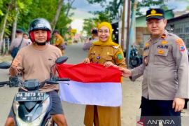 Polsek Tapin Utara bagi 500 bendera Merah Putih sambut HUT RI
