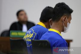 FOTO - Terdakwa gay dihukum 80 kali cambuk