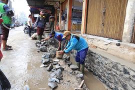 Cegah banjir, DPUPR Kota Tangerang bangun turap di kawasan Pasar Anyar