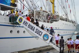Open ship KRI Bima Suci di Padang Page 1 Small