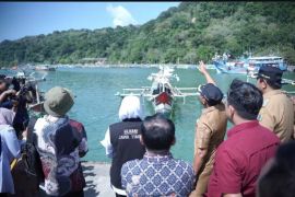 Gubernur Jatim berikan bantuan untuk nelayan di Pacitan