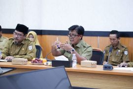 Bupati ajak kades di Sumbawa Barat bersatu atasi kemiskinan