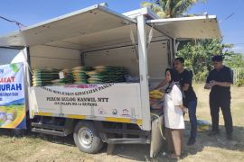 Polres Mabar menggelar operasi pasar di Labuan Bajo stabilkan harga beras