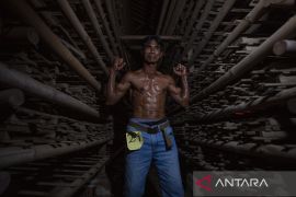 Kontes binaraga pekerja pabrik genting