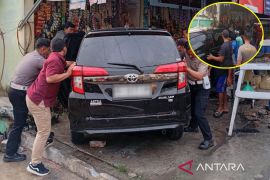 Hilang kendali, mobil bawa BBM seruduk warung kelontong di Kuala Kapuas