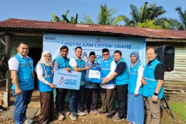 Sambut Kemerdekaan RI, Srikandi &amp; YBM PLN UID Sumbar bersinergi hadirkan terang dan salurkan bantuan sosial