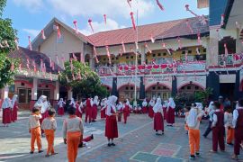 HUT ke-80 RI, Pemkot Mataram dan Pemprov NTB Bagikan Ribuan Bendera