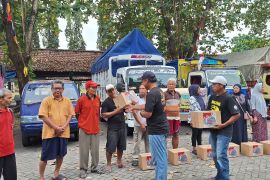 Jogjess bersama Polda DIY berikan bantuan sembako kepada masyarakat