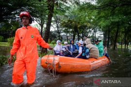 Petugas BPBD Tangerang evakuasi warga Periuk terdampak banjir