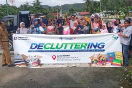 Insan Timah berbagi barang layak pakai bantu warga lingkar tambang