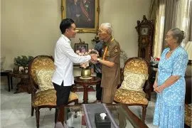 Wapres Gibran silaturahmi ke kediaman Try Sutrisno antar undangan HUT RI