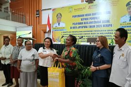 Pemkot Jayapura serahkan bantuan bagi pemerlu pelayanan kesejahteraan sosial