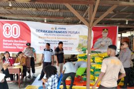 Polsek Sorong Barat jual 5 ton beras SPHP kepada masyarakat