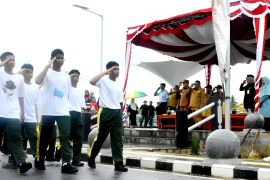 Gerimis tak halangi warga Kota Manggar semangati gerak jalan pelajar se-Beltim