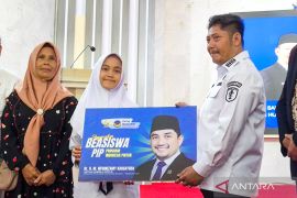 Ketua Komisi II DPR RI dan Bupati HST salurkan 500 beasiswa PIP