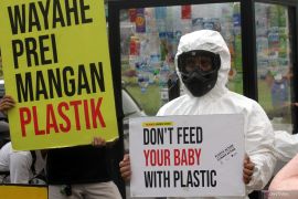 Aksi pegiat lingkungan tolak sampah plastik