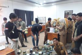 Kesbangpol Batang Hari salurkan kotak amal ke tiga yayasan