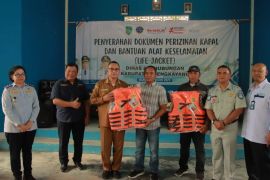 Bupati Bengkayang serahkan dokumen perizinan kapal dan jaket pelampung