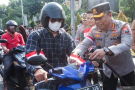 Pembagian bendera Merah Putih di Surabaya