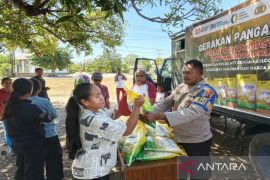 Polairud Polda NTT jual dua  ton beras melalui gerakan pangan murah