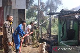 Kolaborasi TNI-Polri cegah meluasnya kebakaran rumah