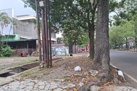 Trotoar di Jalan Supratman bandung tidak ramah pejalan kaki