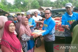 Pokdarwis Rambak Bangka menyalurkan bantuan 150 karung beras