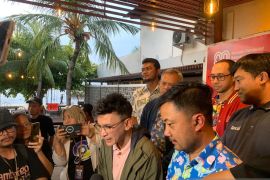 HUT RI, Ancol gelar upacara bawah air bersama ikan hiu