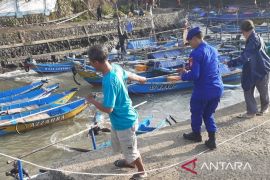Nelayan Cianjur diminta  tidak melaut sementara lantaran cuaca