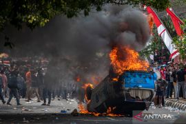 Unjuk rasa warga di Pati berubah ricuh dan anarkis, mobil dibakar