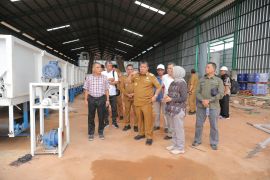 Gubernur Babel pastikan investasi pabrik tripleks di Belitung Timur lancar