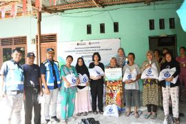 Jasamarga salurkan 200 sembako kepada warga sekitar  Tol Belmera