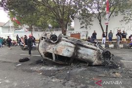 Unjuk rasa warga Pati berlangsung anarkis: Kantor dan pagar rusak, mobil dibakar