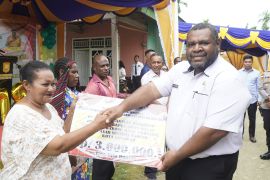Pemkot Jayapura serahkan bantuan uang tunai ke 264 pedagang OAP