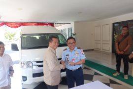 Pemprov NTB hibahkan satu unit mobil minivan ke Lanud ZAM