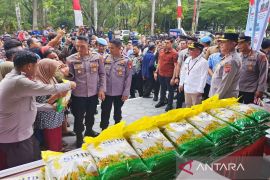 Kapolda dan Gubernur gratiskan beras bagi warga di GPM Palangka Raya