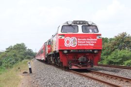 Stasiun dan kereta pi di Daop 6 Yogyakarta bernuansa Merah Putih sambut HUT Ke-80 RI