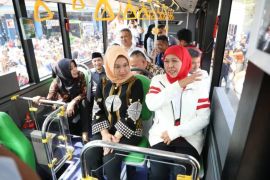 Khofifah gratiskan Bus Trans Jatim dua hari hadiah HUT ke-80 RI