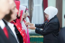 Khofifah sematkan Satyalancana Karya Satya kepada 600 ASN