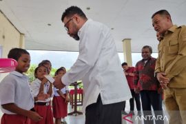DPD RI distribusikan beasiswa PIP untuk 198 pelajar di Wondama