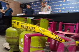 Polres Karawang ungkap praktik pengoplosan gas elpiji bersubsidi