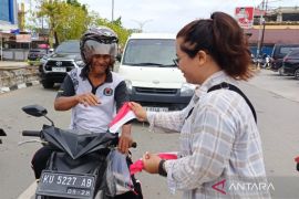 PWI Bulungan Bersama Polda Kaltara Bagikan Bendera Merah Putih