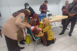 Ketua TP-PKK Surabaya berikan motivasi siswa peserta imunisasi