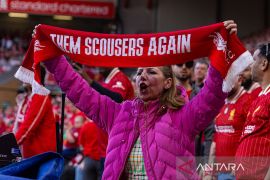 Liverpool menang dramatis 3-2 lawan sepuluh pemain Newcastle United