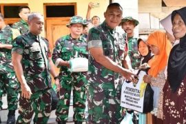 Danrem 081/DSJ salurkan bantuan sembako di lokasi TMMD Madiun