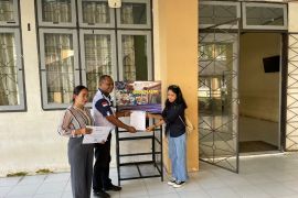 PLN Maluku dan komunitas MCC serahkan 5 drop boks botol plastik untuk sekolah