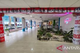 KAI Sumut pasang atribut merah  putih di lokomotif dan stasiun